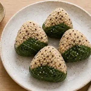 Onigiri z batatem i sezamem